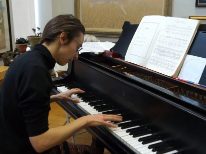Kati Gleiser at piano